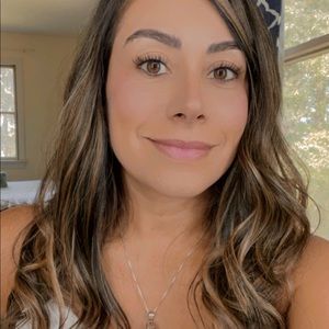 Meet your Posher, Debora